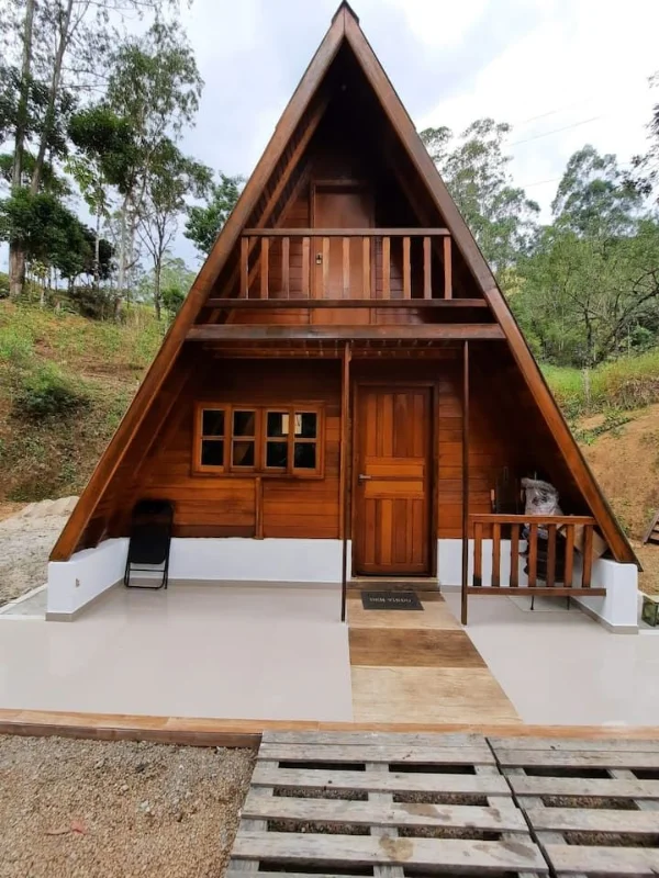 Chalé A-frame completo com deck e base de concreto