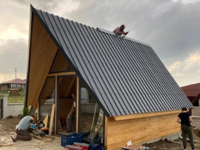 Chalé A-frame moderno com vidro na floresta de outono