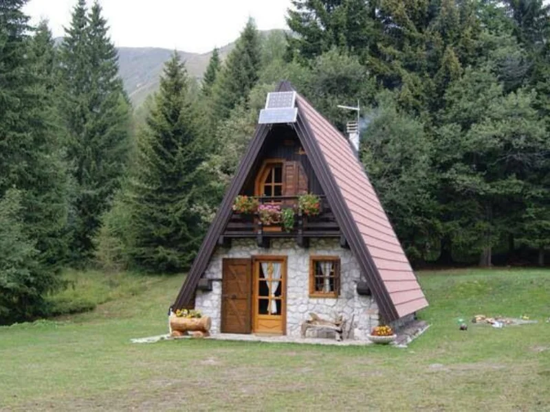 Chalé A-frame com exterior de madeira em construção
